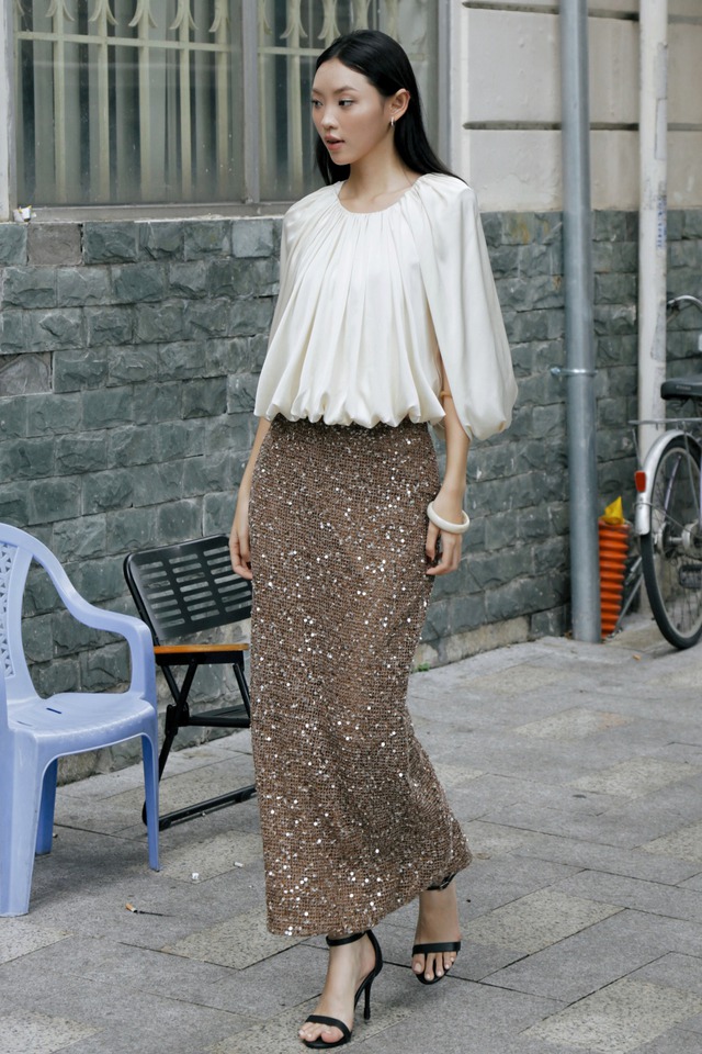 Áo và chân váy, tưởng đơn giản mà đẹp bất ngờ () - Ảnh 2.