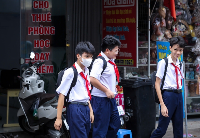 Vì sao dạy thêm trong nhà trường giảm nhưng chi phí học thêm tăng? - Ảnh 1.