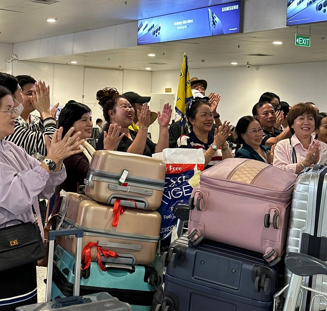 Du kh&aacute;ch kẹt tại Trung Đ&ocirc;ng reo h&ograve; vỗ tay khi về tới Việt Nam- Ảnh 1.