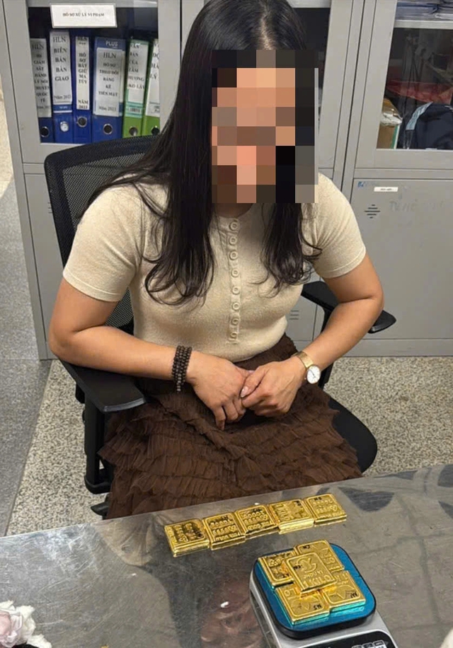 12 , 3 Kg v&agrave;ng miếng giấu trong quần &aacute;o l&oacute;t nhập cảnh v&agrave;o Việt Nam - Ảnh 1.