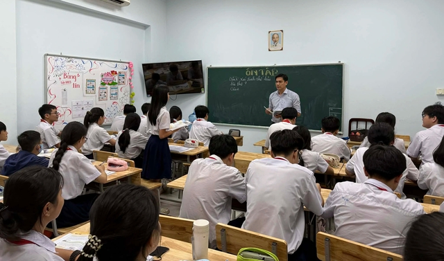 N&oacute;ng: TP.HCM thi lớp 10 ng&agrave;y 1-2.6 ở 166 phường, x&atilde; với đề thi ra sao?- Ảnh 1.