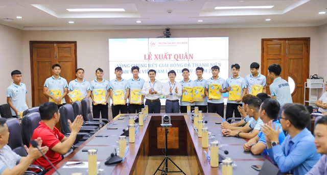 Hiệu trưởng Trường ĐH Quy Nhơn 'truyền lửa' trước VCK TNSV THACO cup 2026- Ảnh 4. Hiệu trưởng Trường ĐH Quy Nhơn 'truyền lửa' trước VCK TNSV THACO cup 2026- Ảnh 4.