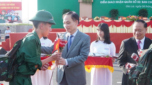 Giao nhận quân 2026: Thanh niên Gia Lai và Lâm Đồng sẵn sàng lên đường nhập ngũ - Ảnh 1. Giao nhận quân 2026: Thanh niên Gia Lai và Lâm Đồng sẵn sàng lên đường nhập ngũ - Ảnh 1.