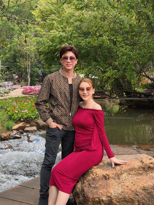 Hồ Việt Trung c&ocirc;ng khai t&igrave;nh cảm với ch&aacute;u g&aacute;i Kim Tiểu Long - Ảnh 1.