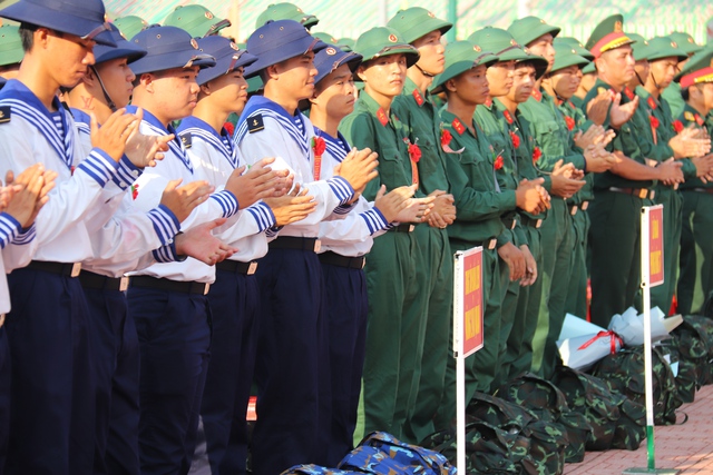 Giao nhận quân 2026: Thanh niên Gia Lai và Lâm Đồng sẵn sàng lên đường nhập ngũ - Ảnh 13. Giao nhận quân 2026: Thanh niên Gia Lai và Lâm Đồng sẵn sàng lên đường nhập ngũ - Ảnh 13.