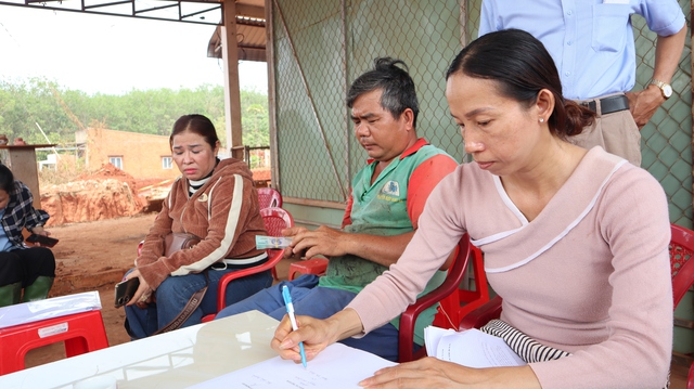 Hạ nền đường ĐT . 753 Làm nhiều nhà dân chênh vênh , 8 hộ được hỗ trợ nơi ở tạm - Ảnh 3. Hạ nền đường ĐT . 753 Làm nhiều nhà dân chênh vênh , 8 hộ được hỗ trợ nơi ở tạm - Ảnh 3.