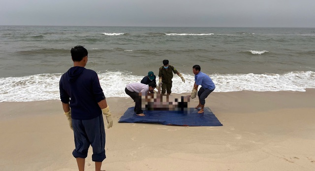 Quảng Trị: Lật tàu cá cách bờ 100 m tại biển Nhật Lệ, 1 người tử vong- Ảnh 2. Quảng Trị: Lật tàu cá cách bờ 100 m tại biển Nhật Lệ, 1 người tử vong- Ảnh 2.