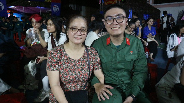 Bịn rịn tiễn con l&ecirc;n đường nhập ngũ - Ảnh 1.