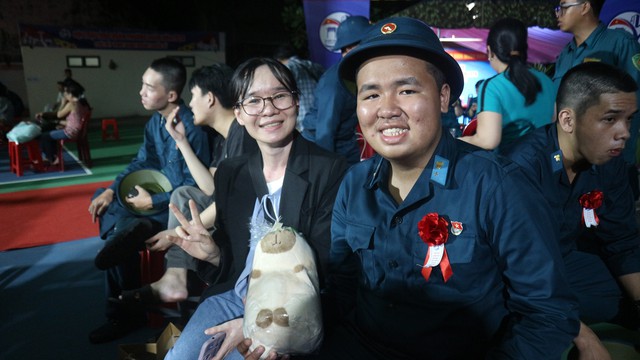 Bịn rịn tiễn con l&ecirc;n đường nhập ngũ - Ảnh 2.