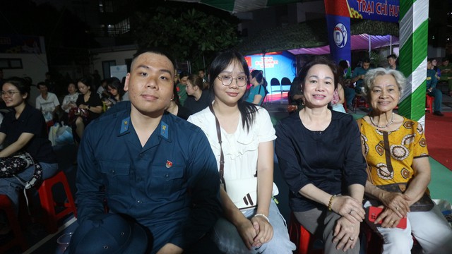 Bịn rịn tiễn con l&ecirc;n đường nhập ngũ - Ảnh 3.