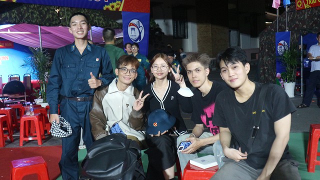 Bịn rịn tiễn con l&ecirc;n đường nhập ngũ - Ảnh 7.