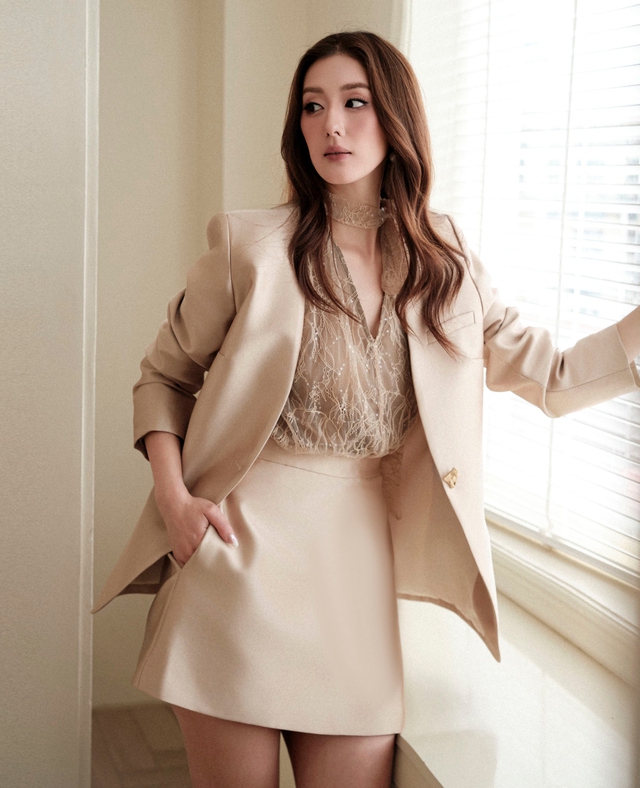 Sang trọng mà nữ tính nơi công sở cùng áo vest cách điệu- Ảnh 2. Sang trọng mà nữ tính nơi công sở cùng áo vest cách điệu- Ảnh 2.