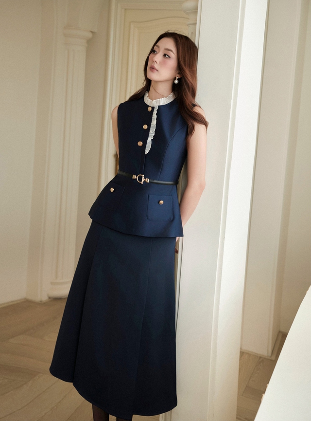 Sang trọng mà nữ tính nơi công sở cùng áo vest cách điệu- Ảnh 4. Sang trọng mà nữ tính nơi công sở cùng áo vest cách điệu- Ảnh 4.