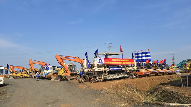 Khởi c&ocirc;ng sửa chữa đường cất hạ c&aacute;nh, đường lăn s&acirc;n bay Li&ecirc;n Khương - Ảnh 2.