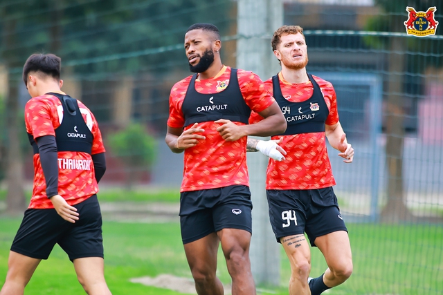 HLV Vũ Tiến Th&agrave;nh tập buổi đầu cực nhiệt c&ugrave;ng CLB Ninh B&igrave;nh, tạm qu&ecirc;n HAGL - Ảnh 6.