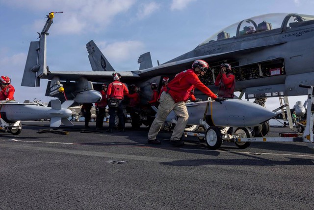 Nhà Trắng họp với các nhà thầu quân sự để tăng tốc sản xuất vũ khí 2026 - Ảnh 1. Nhà Trắng họp với các nhà thầu quân sự để tăng tốc sản xuất vũ khí 2026 - Ảnh 1.