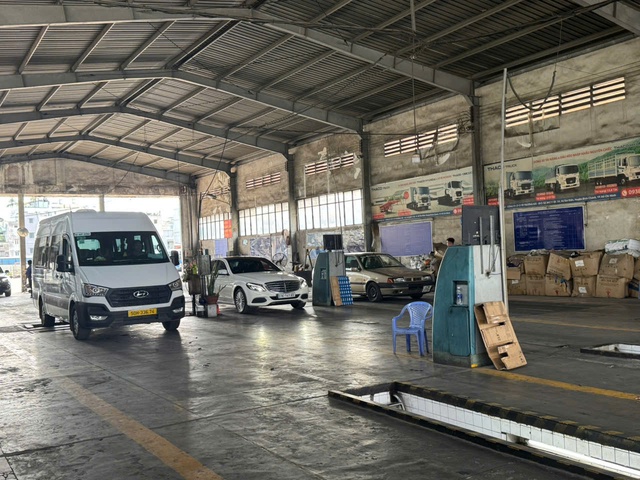 Đăng kiểm tại TP.HCM lại nghẽn mạng, quá tải- Ảnh 1. Đăng kiểm tại TP.HCM lại nghẽn mạng, quá tải- Ảnh 1.