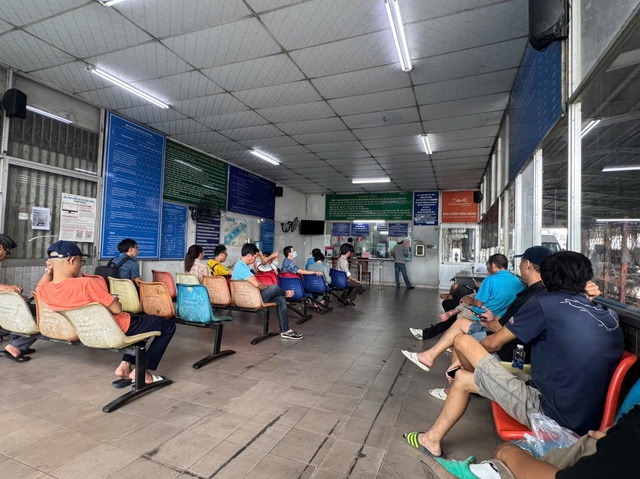 Đăng kiểm tại TP.HCM lại nghẽn mạng, quá tải- Ảnh 2. Đăng kiểm tại TP.HCM lại nghẽn mạng, quá tải- Ảnh 2.