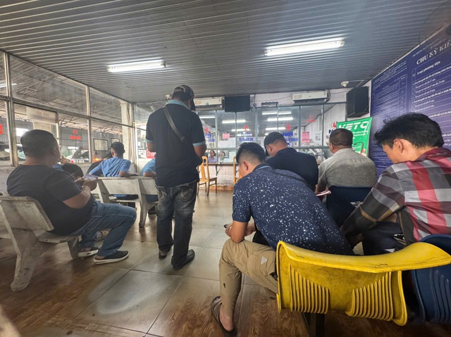 Đăng kiểm tại TP.HCM lại nghẽn mạng, quá tải- Ảnh 5. Đăng kiểm tại TP.HCM lại nghẽn mạng, quá tải- Ảnh 5.