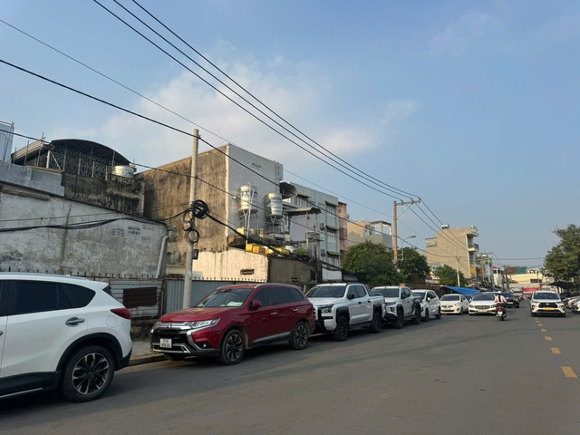 Đăng kiểm tại TP.HCM lại nghẽn mạng, quá tải- Ảnh 8. Đăng kiểm tại TP.HCM lại nghẽn mạng, quá tải- Ảnh 8.