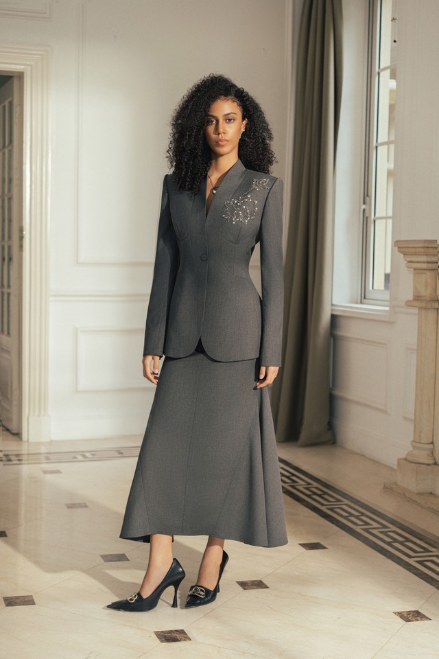 Sang trọng mà nữ tính nơi công sở cùng áo vest cách điệu- Ảnh 7. Sang trọng mà nữ tính nơi công sở cùng áo vest cách điệu- Ảnh 7.