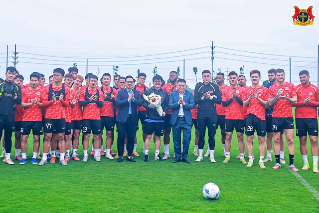 HLV Vũ Tiến Th&agrave;nh tập buổi đầu cực nhiệt c&ugrave;ng CLB Ninh B&igrave;nh, tạm qu&ecirc;n HAGL - Ảnh 1.