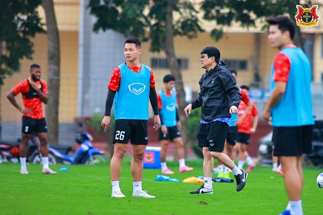 HLV Vũ Tiến Th&agrave;nh tập buổi đầu cực nhiệt c&ugrave;ng CLB Ninh B&igrave;nh, tạm qu&ecirc;n HAGL - Ảnh 3.