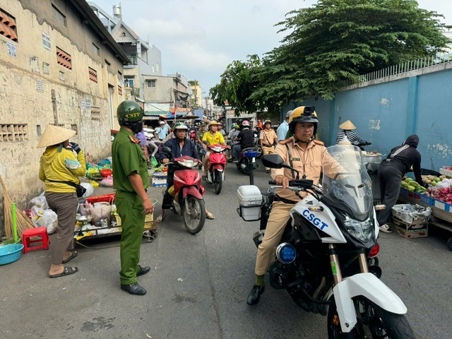 - Ảnh 1. chợ tự phát - Ảnh 1.