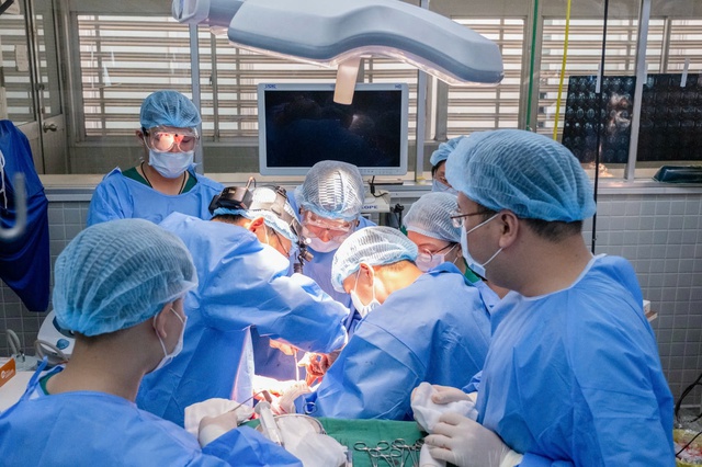 Lần đầu ti&ecirc;n Bệnh viện Chợ Rẫy đại phẫu '10 tiếng' cứu bệnh nh&acirc;n ung thư kh&oacute;  - Ảnh 1.