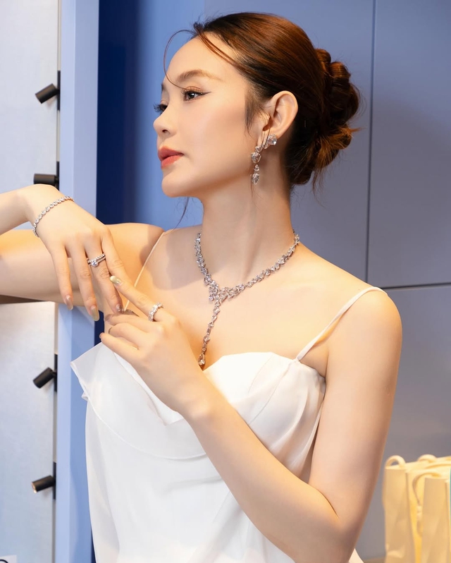 Tôn vẻ đẹp kiêu kỳ đầy sức hút từ trang sức pha lê - Ảnh 1.