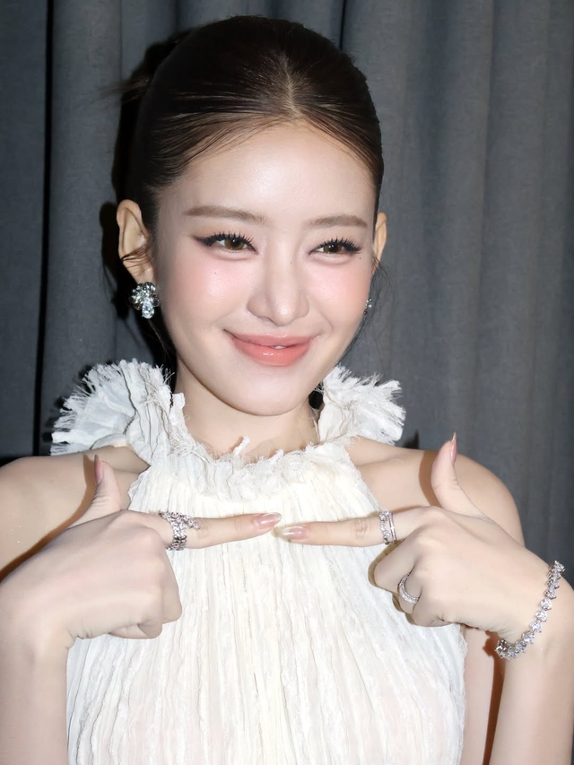 Tôn vẻ đẹp kiêu kỳ đầy sức hút từ trang sức pha lê - Ảnh 4.