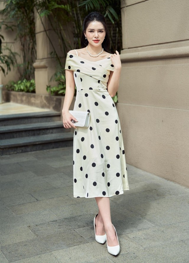 Rạng rỡ với váy họa tiết chấm bi cho những ngày giao mùa - Ảnh 1.