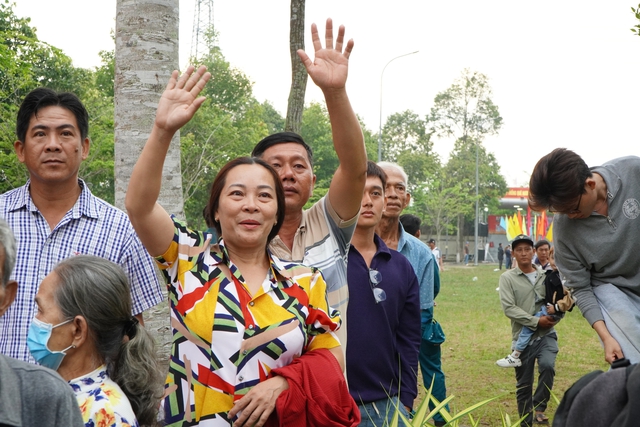 Vợ chồng U.60 c&ugrave;ng &lsquo;kh&oacute;c v&igrave; hạnh ph&uacute;c&rsquo; khi tiễn con nhập ngũ - Ảnh 6.