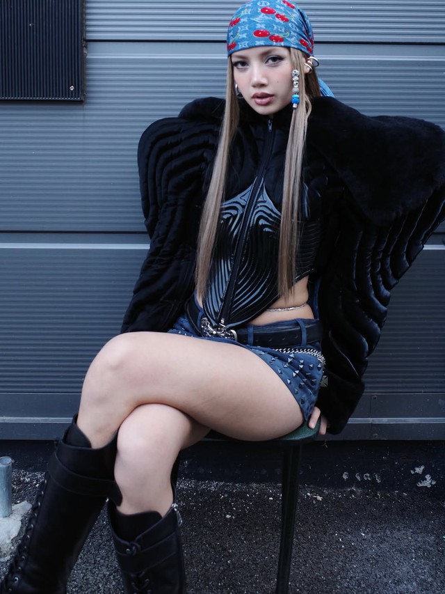 Phụ kiện denim mang đến khí chất bụi bặm đường phố - Ảnh 1.