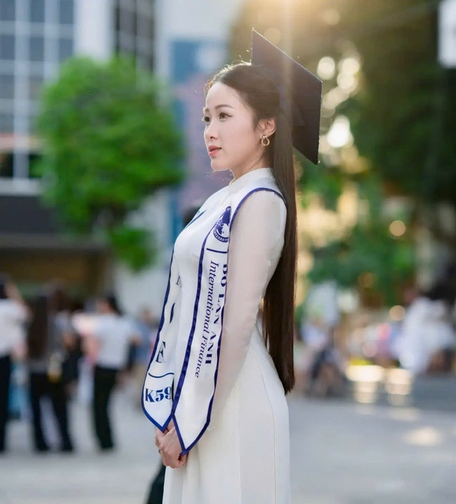 Sinh vi&ecirc;n thướt tha trong t&agrave; &aacute;o d&agrave;i trong ng&agrave;y lễ tốt nghiệp - Ảnh 2.