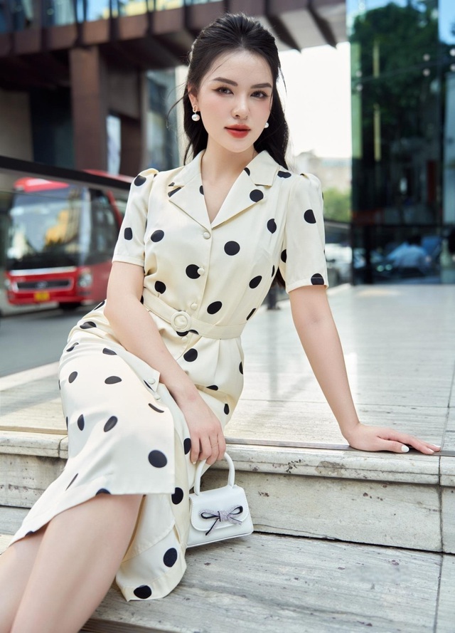 Rạng rỡ với váy họa tiết chấm bi cho những ngày giao mùa - Ảnh 2.
