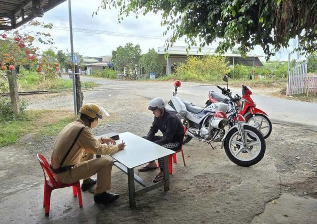 L&acirc;m Đồng xử phạt 32 người vi phạm an to&agrave;n giao th&ocirc;ng đường sắt năm 2026 - Ảnh 3.