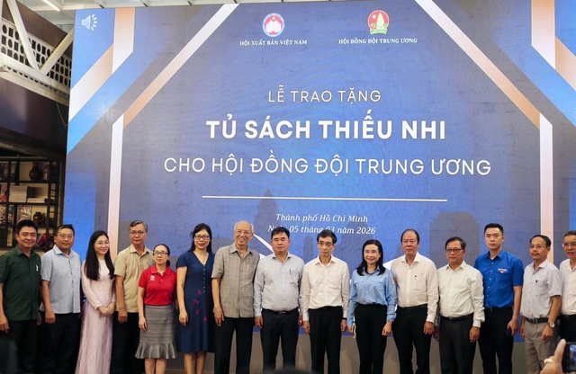 Trao tặng 2.000 cuốn s&aacute;ch cho Tủ s&aacute;ch Thiếu nhi Hội đồng Đội T.Ư - Ảnh 6.