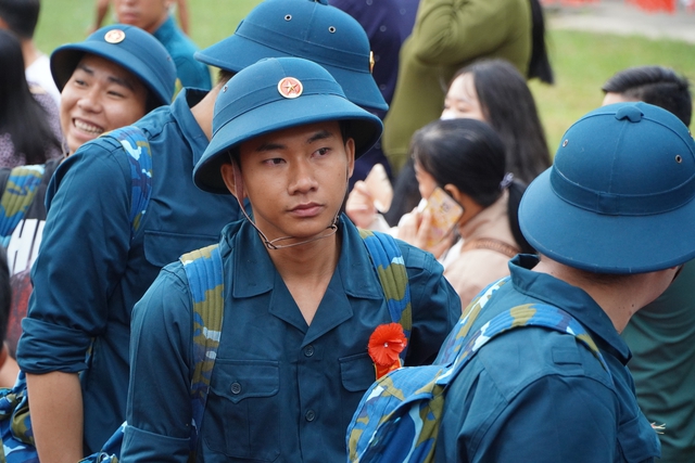 Vợ chồng U.60 c&ugrave;ng &lsquo;kh&oacute;c v&igrave; hạnh ph&uacute;c&rsquo; khi tiễn con nhập ngũ - Ảnh 4.