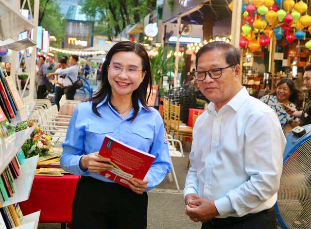 Trao tặng 2.000 cuốn s&aacute;ch cho Tủ s&aacute;ch Thiếu nhi Hội đồng Đội T.Ư - Ảnh 3.