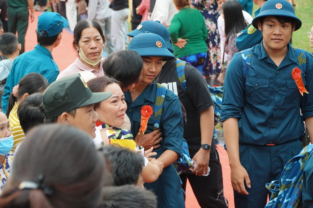 Vợ chồng U.60 c&ugrave;ng &lsquo;kh&oacute;c v&igrave; hạnh ph&uacute;c&rsquo; khi tiễn con nhập ngũ - Ảnh 3.