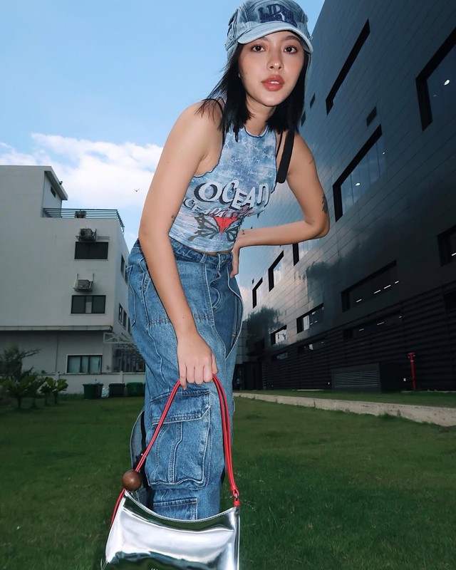 Phụ kiện denim mang đến khí chất bụi bặm đường phố - Ảnh 2.