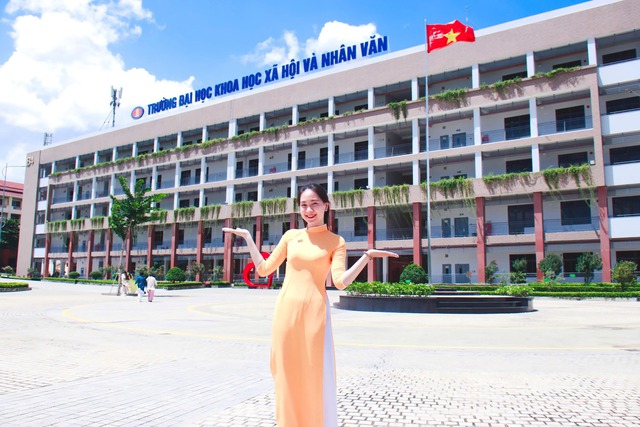 Sinh vi&ecirc;n thướt tha trong t&agrave; &aacute;o d&agrave;i trong ng&agrave;y lễ tốt nghiệp - Ảnh 3.