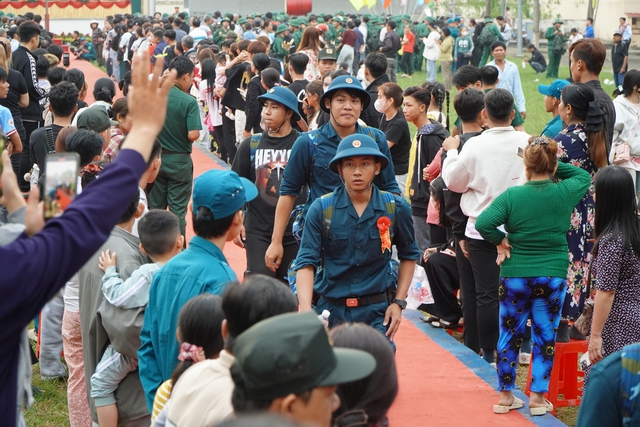 Vợ chồng U.60 c&ugrave;ng &lsquo;kh&oacute;c v&igrave; hạnh ph&uacute;c&rsquo; khi tiễn con nhập ngũ - Ảnh 1.