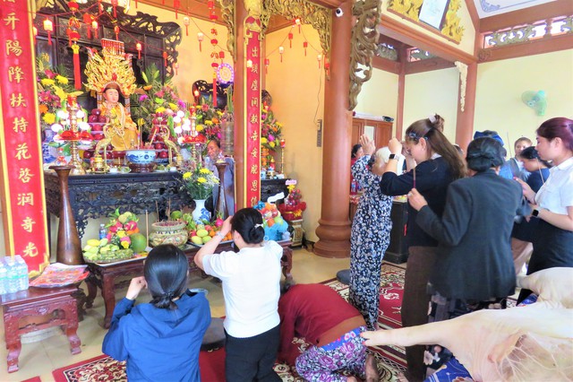Lễ hội Vía Bà tưởng nhớ bà đỡ được vua Tự Đức ban sắc- Ảnh 7.
