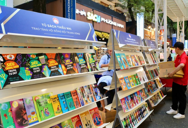 Trao tặng 2.000 cuốn s&aacute;ch cho Tủ s&aacute;ch Thiếu nhi Hội đồng Đội T.Ư - Ảnh 1.