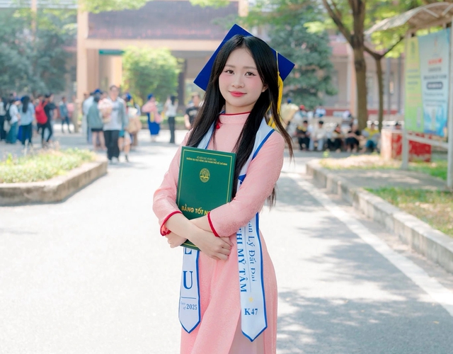 Sinh vi&ecirc;n thướt tha trong t&agrave; &aacute;o d&agrave;i trong ng&agrave;y lễ tốt nghiệp - Ảnh 1.