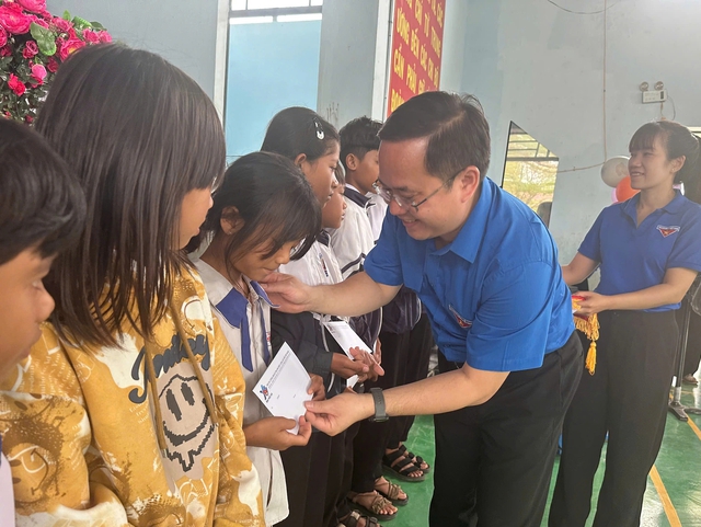T.Ư Đo&agrave;n tặng qu&agrave;, học bổng cho người d&acirc;n, học sinh tỉnh Gia Lai - Ảnh 2.