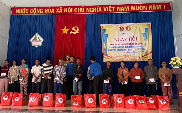 T.Ư Đo&agrave;n tặng qu&agrave;, học bổng cho người d&acirc;n, học sinh tỉnh Gia Lai - Ảnh 3.