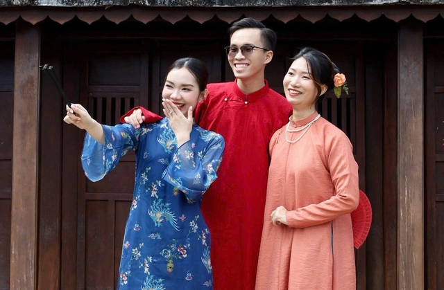 Người trẻ tìm thấy niềm vui từ áo dài- Ảnh 2.